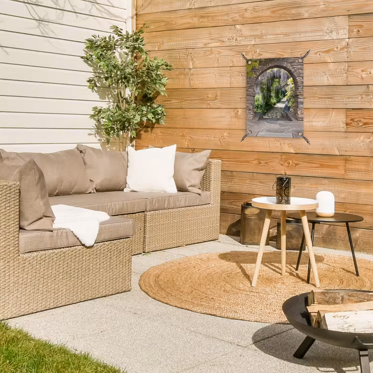 Tuinposter - Oude deuren naar een tuinpad — 4