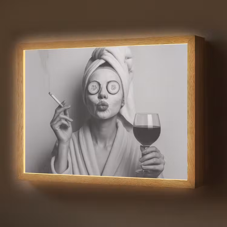 Lightbox - Wandlamp - Vrouw - Masker - Wijn - Sigaret — 1