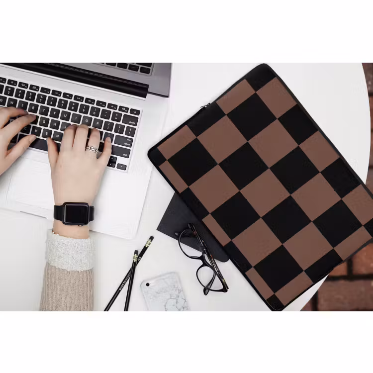 Laptophoes - Schaakbord print - Bruin - Zwart - Blokjes — 3