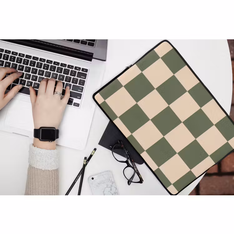 Laptophoes - Schaakbord print - Groen - Beige - Blokjes — 3