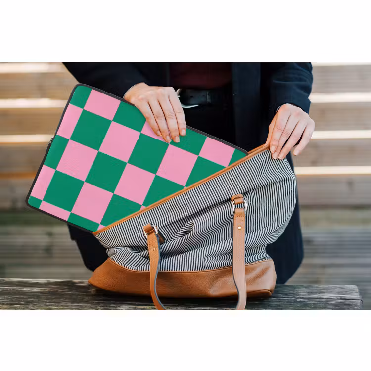 Laptophoes - Schaakbord patroon - Groen - Roze - Blokjes — 4
