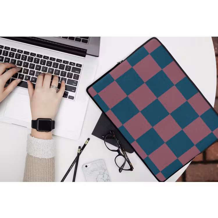 Laptophoes - Schaakbord print - Blauw - Rood - Blokjes — 3