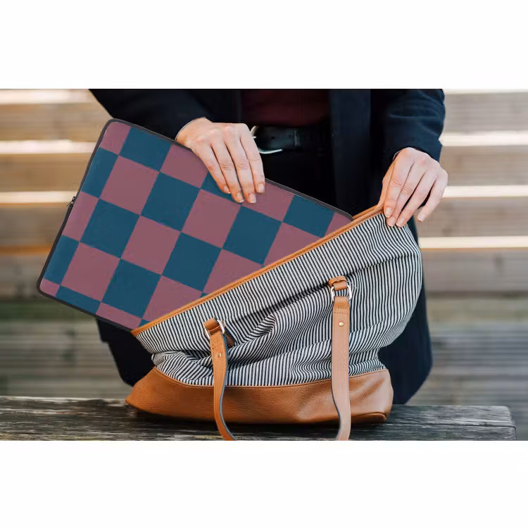 Laptophoes - Schaakbord print - Blauw - Rood - Blokjes — 4