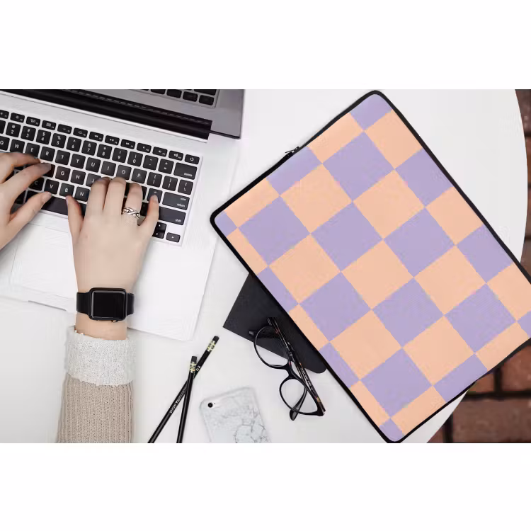 Laptophoes - Schaakbord patroon - Paars - Roze - Blokjes — 3