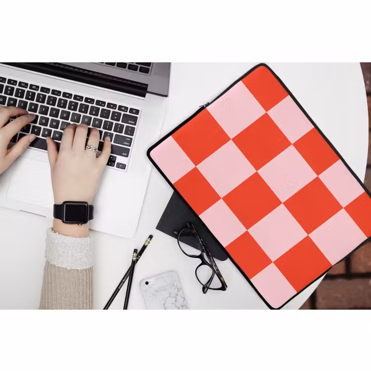Laptophoes - Schaakbord patroon - Rood - Roze - Blokjes — 3