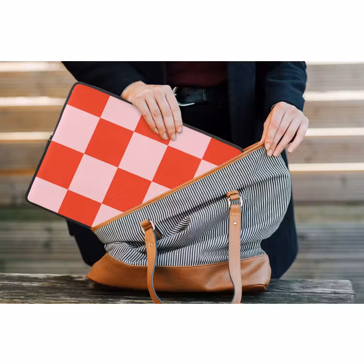 Laptophoes - Schaakbord patroon - Rood - Roze - Blokjes — 4