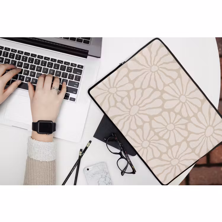 Laptophoes - Bloemen - Print - Beige - Bruin - Minimalistisch — 3